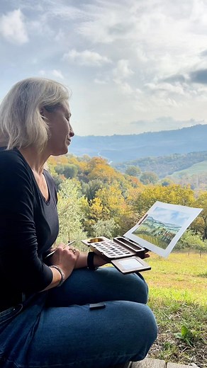 🎨 Want to learn how to paint luminous watercolour scenes that feel like Tuscany? 🌿 I’m Lisa, a watercolour artist and teacher living under the golden hills of Tuscany, and I’d love to invite you to a FREE beginner-friendly watercolor session! In this relaxed, sun-soaked workshop, you’ll discover: ✅ The essential watercolor techniques every artist should master ✅ Simple ways to mix rich, natural colors that glow on paper ✅ How to paint light, shadow, and movement in a Tuscan landscape 📅 Save t