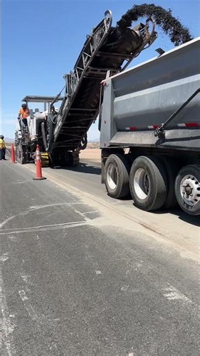 Asphalt milling. #constructionlife #asphaltpavement #constructionequipment