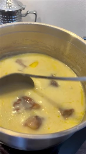 Supe me kos & hudher ðŸ˜Š Kjo eshte supa me e thjeshte qe une e bera ne mal, per 1 ore e pak gati ne tavoline, pak kohe, pak perberes dhe ca te hash ðŸ˜Š Receten e keni ne video ðŸ˜Š #noplacelikehome #healthylifestyle #eathealthy #healthymeals #biofood