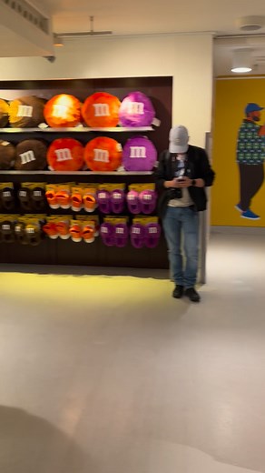 M&M'S World M&Ms Store London #kids #london #chocolate #merchandise #store | Elisa Koster