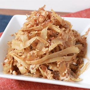 『コクたっぷり 醤油バターの無限ごぼう』 【材料】 4人前 ごぼう 100g 水（ごぼう用） 適量 ツナ（缶詰） 70g ①有塩バター 15g ①しょうゆ 大さじ1 ①砂糖 大さじ1 ①白いりごま 大さじ1 ----- 仕上げ ----- かつお節 少々 【手順】 ・ごぼうの皮をこそいでおきます。 ・ツナの油を切っておきます。 1. ごぼうをピーラーでささがきにし、10分程度水にさらします。 2. 水気を切り、耐熱ボウルに入れてラップをし、500Wのレンジで5分加熱します。 3. 2が熱いうちにツナ、①の材料を加えてよく混ぜ合わせます。有塩バターが溶け、全体に味が馴染んだらお皿に盛ります。 4. 仕上げにかつお節を乗せて出来上がりです。 【コツ・ポイント】 ・調味料の量は、お好みで調整してください。 ・有塩バターは無塩バターでも代用いただけます。その場合は塩や他の調味料の分量で味を調節してください。 ・ささがきは、ピーラーではなく包丁で切っていただいても構いません。 ———————————————————— iPhone/Androidアプリ『クラシル』はこちら！ bit.ly/2m2