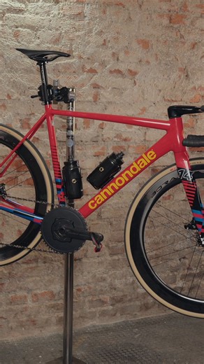 From CAAD to CAAD14, the Cult of CAAD rolls on. Aluminum, heritage, performance, simplicity. Built by NikeShox (CAADtastrophe), this Rally Red CAAD14 keeps it easy: frame first, eveything else follows. Full build: https://t.co/1Q710QfWFM🎥 @yanzicreative#ridecannondale