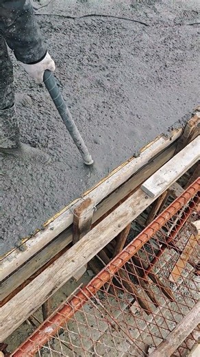 Vibratory leveler reverse vibration of concrete