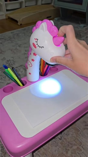 ✨ La table qui fait dessiner tous les enfants… même les plus timides ! ✨ Votre enfant adore dessiner mais a du mal à reproduire les formes ? Cette Table de Projection Licorne va lui changer la vie ! 🦄💡 Grâce au projecteur, il peut : 🎨 Reproduire facilement les dessins 🖍 Gagner en précision et en confiance 🧠 Stimuler sa créativité sans écran 🪄 Dessiner seul comme un grand Un cadeau éducatif, ludique et tellement mignon… Parfait pour occuper vos enfants pendant des heures ! 🔥 Stock limité –