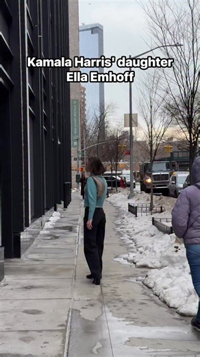 Ella Emhoff wears a teal cardigan at New York Fashion Week #nyfw #fashion #style #winter | Pichichipixx