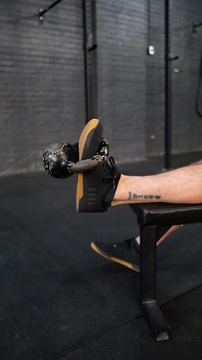 This technique supercharged my ankle mobility ✨ Good ankle mobility is like a cheat code when it comes to training. Having excellent ankle flexion allows for massive returns when it comes to heavy compound exercises like squats. The more flexible your ankles are, the more your knees can move forward, resulting in greater stability and force production in your legs. However, the Achilles tendon can be stubborn and resistant to change. That's why sometimes you need to find ways to relax it. And th