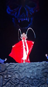 In east China’s Shaoxing city, a Wuju opera performance has stunned audiences with its iconic instantaneous mask and costume swap. The entertaining performance depicts a scene from the "Journey to the West," adding a fresh element to the centuries-old art form. #chinese #traditional #performance #OMG #intangibleculturalheritage #ChinaCharm | CGTN China24