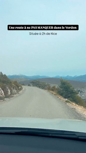 🌿🏞️ Une route mythique dans le sud de la France : la Route des Crêtes À seulement 2 heures de Nice, découvrez une route panoramique exceptionnelle qui surplombe les Gorges du Verdon. Tout au long de ce parcours de 24 km, 14 belvédères offrent des vues imprenables sur les falaises vertigineuses et les eaux turquoise du Verdon. Avec un peu de chance, vous pourrez observer des aigles sauvages en plein vol, ajoutant une touche magique à ce décor naturel d’exception. 📅 Informations pratiques : • A