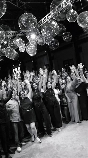 Promob Brasil | A Cyncly Company on Instagram: "TBT incrível? Temos! 🤩✨ Para encerrar um ano cheio de desafios como foi 2025, nada melhor do que reunir todo o time para brindar as conquistas… e com direito a presença de personagens ilustres. 🤣 Foi um momento especial para celebrar, se conectar, se reconectar e, principalmente, reforçar a união para fazer um 2026 ainda mais incrível! #Cyncly #Promob #Focco #AnoNovo #BoasFestas #Vem2026"