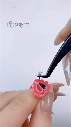 storm lash eda | 🔊 Close Your Eyes & Listen: The Sound of Perfect Fanning. Experience the Wrap Around Finger lash fanning method in a whole new way. 🎧The... | Instagram