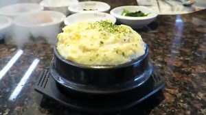 #食飯未？ 在韓國吃飯， 總有吃過冒著煙送上來的煮雞蛋吧！ 但係呢，這一次似乎太誇張了吧？！ Just see this volcano steam egg!!!! 拍攝 : Lavie旅行的小確幸 #SONY #a6000 #sel1670z | GOtrip 旅遊看世界