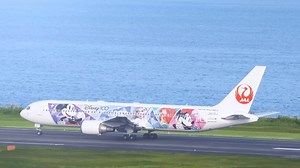 ＼夢や希望を翼に乗せて…✨／ 新しいJALドリームエクスプレスが運航中✈️ JALでは12月6日(火)よりウォルト・ディズニー・カンパニー創立100周年を記念した特別塗装機「JAL DREAM EXPRESS Disney100」が国内線で運航中ですが、既にご搭乗いただいた方や空港などで見かけた方はいらっしゃいますか？😊 今回はそんな特別塗装機をさまざまな角度からご覧いただける動画をお届けします！ また本日より1/200スケールのモデルプレーンなどオリジナルグッズの機内販売を開始しました！ 新しいJALドリームエクスプレスで、ワクワクする旅に出かけませんか？😉 皆さまのご搭乗をお待ちしております♪ ■詳細：https://social.jal.co.jp/hSc #JAL | JAPAN AIRLINES (JAL)