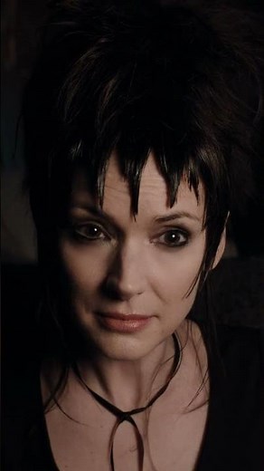 Conheçam a filha da lendária Lydia Deetz! #WarnerPlay #Beetlejuice #OsFantasmasAindaSeDivertem