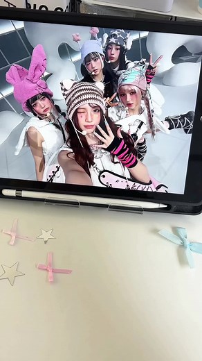 NewJeans 3D Wallpapers to Enhance Your Lockscreen