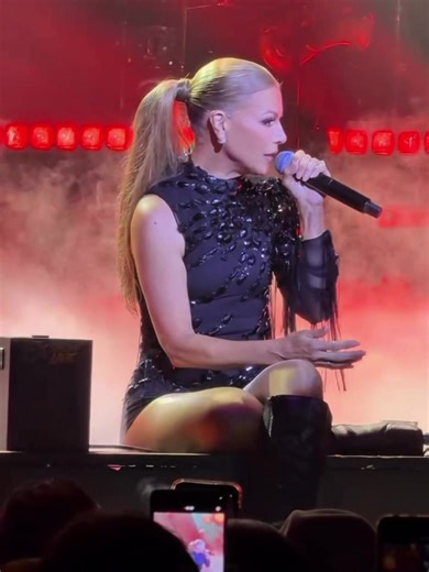 Esta canción… ❤️‍🔥 cada vez que la canto, me llega. Pero escucharlos a ustedes, sintiéndola conmigo…eso no tiene comparación. 🔥 Chile, el domingo seguimos. 🇨🇱 Chile 🇨🇱 5 abril - PuntoTicket.com #olgatanon #Chile #Argentina #haykeserfeliz