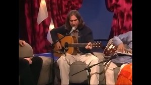 La última actuación en público de George Harrison. El 24 de julio de 1997, George Harrison visitó los estudios VH1 para ayudar a su viejo amigo Ravi Shankar a promocionar su nuevo álbum. La esposa de Ravi Shankar también estaba presente. Esta sería la última actuación en vivo de George frente a un público. No tenía pensado tocar música, pero una joven le entregó su guitarra y terminó tocando algunas canciones para el deleite del pequeño público de VH1. La más conmovedora fue "All Things Must Pas