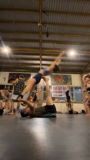 ✺᙭IᗰEᑎᗩ EᘔETᗩ✺ on Instagram: "Hermosa comunidad de CDMX!!! Este jueves y viernes vamos a estar compartiendo @jorge.haro.acro y yo un taller de acroyoga “Popping and flow” en @acroyoga_pan_y_circo Todavía hay espacios disponibles. Apúntense!! 💪😉"