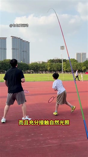 解锁娃户外新玩法！悬挂羽毛球太香了～不用捡球不用凑人，娃自己就能玩，跑跳间练手眼协调，出门遛弯必备，轻松拿捏户外快乐～#悬挂羽毛球 #儿童运动 #户外遛娃 #宝妈必备 #亲自互动