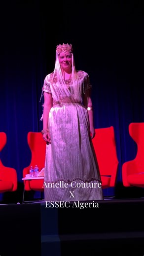 ✨ Un moment rempli d’émotion et de fierté ✨ Hier, j’ai eu l’immense honneur de voir mes robes défiler lors de l’événement mode Algérienne organisé par ESSEC Algeria. Un instant fort, chargé de passion, de créativité et d’amour pour la mode et l’Algérie 🇩🇿❤️ Ravie d’avoir partagé cette scène avec de magnifiques talents comme @MELI&LINA et @Auressya , et d’avoir assisté à l’intervention inspirante de @iyasoony autour de la préservation de notre patrimoine, un sujet qui nous unit et nous inspire 