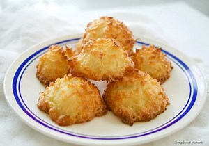Super delicious and easy 3 ingredient #GlutenFree Coconut Macaroons! The perfect dessert for #Passover FULL RECIPE ----> http://livingsweetmoments.com/3-ingredient-coconut-macaroons/ | Living Sweet Moments