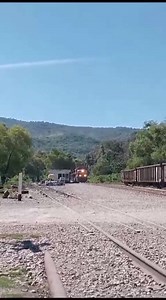 73K views · 5.4K reactions | Así el festejo en distintas partes del país,a todos los ferrocarrileros,activos,pensionados y a los que abordaron el tren eterno. Quien no recuerda estos silbatos,los petardos.Este homenaje es para ustedes. Tomado en las Canoas SLP el día de hoy. #saultrejomonarca. | Por amor a los Trenes | Facebook