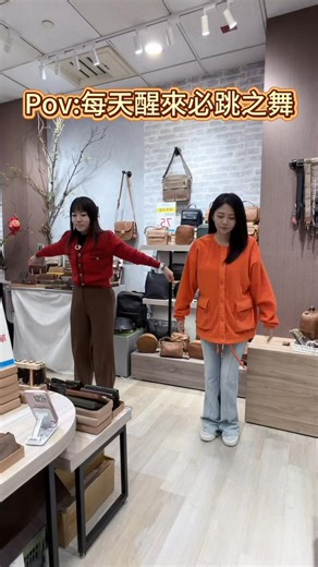 初一新年好🪭 跳個發財舞，旺旺一整年🤩 💛 全館88折 💛 指定商品單一特價 💛 福袋限量熱賣中 💛 消費即贈刮刮卡一張 統一夢時代購物中心 ▪ 夢時代購物中心4樓專櫃 高雄市前鎮區中華五路789號4F TEL : 0906-598-866 營業時間 : 週一～週四 11:00 - 22:00 週五 11:00 - 22:30 週六 10:30 - 22:30 週日 10:30 - 22:00 #高雄 #夢時代 #真皮 #包包 #皮夾 #發財 #跳舞 | Caltan design 純牛皮皮件