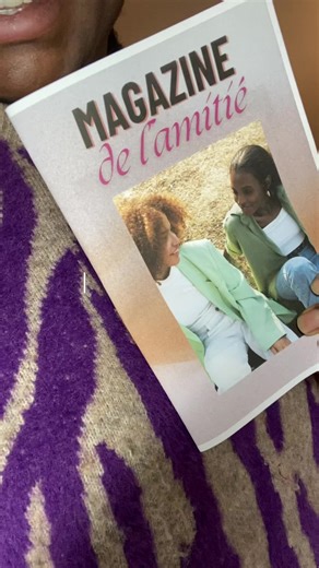 📖✨ Créer son propre magazine à la maison ? OUI ! Un mini magazine fait maison, comme un vrai 😍 Dans cette vidéo, je te montre une petite inspiration et un aperçu de ce que contiendra le magazine. Ici, ce n’est encore que le prototype, mais franchement… je suis déjà trop contente du résultat 🥰 💡 C’est une idée de cadeau super originale, personnalisable à 100 %, et le mieux ? 👉 Tout peut se faire à la maison avec une imprimante. 🎨 Je l’ai entièrement créé avec Canva (textes, mise en page, id