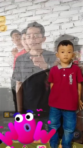 si abang girang bgt bs foto sama arik sapUtra 😂😂😂 fans berat mikael family 🤪 #GreenScreenScan