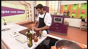 ¿Quieres aprender a preparar el choco de forma impecable? Enrique Sánchez nos muestra cómo limpiar y arreglar este delicioso ingrediente para que tus platos de marisco luzcan y sepan de maravilla. Sigue estos sencillos pasos y convierte el choco en el protagonista de tus recetas. Extracto del Programa Cómetelo. #recetas #recetasfaciles #CocinaDeMariscos #TrucosDeCocina #ChocoPerfecto #RecetaFácil #SaborMediterráneo | Malaspulgas Café Tapas