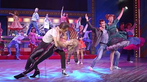 Eines der erfolgreichsten Musicals "Grease" ist zurück auf der deutschen Bühne. Erlebe die Liebesgeschichte des Rockers Danny und seiner schüchternen Schulfreundin Sandy noch einmal in voller Länge und lass dich in ihren Bann ziehen. Deine Tickets bekommst du hier. | Ticketmaster Deutschland