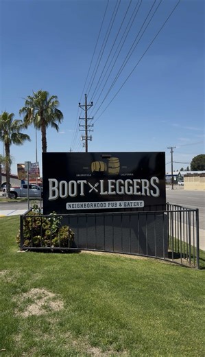Let's eat Bakersfield!🍽️ Our host @deni_eats stopped by @bootleggersbako661 new location on the east side📍4001 Auburn St for some delicious food 😋 #bakersfieldeats #bakersfield #fyp #foodie