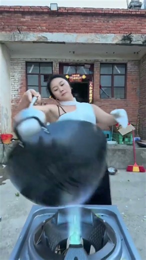 Who could say no to a kitchen dance queen who cooks and dances at the same time?