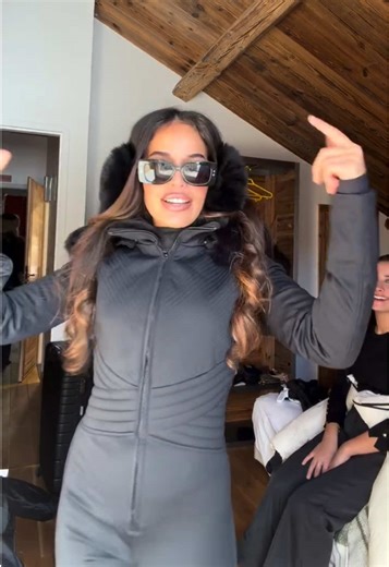 Kenza s'habille pour le ski avec style !