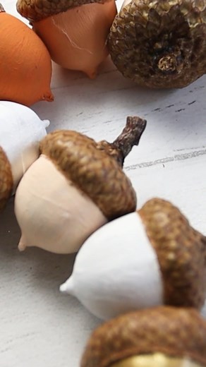 As the acorns start to fall, be sure to collect some for this cute craft idea! 🍂 #falldecor #crafts #naturecrafts #acorns #craftymom | Sustain My Craft Habit