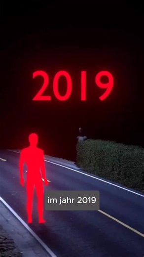 Wahre Geschichten | Truecrime | Ungelöste Fälle on Instagram: "2019 berichten Menschen in England von einer Gestalt, die nachts aus Büschen springt, sich auf der Straße windet und schwer atmend im Scheinwerferlicht liegt. Schwarzer Gummi-Anzug, weiße Kreuze über den Augen, ein stechender Geruch. Kein Angriff – nur blanker Schrecken. Der Mann geht als **Somerset Gimp** in die Geschichte ein. Nach Jahren der Angst findet die Polizei einen Verdächtigen: Joshua Hunt. In seinem Wagen Masken, Farbe, H