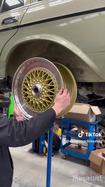 Increíble transformación de un Mercedes w123 con LS Swap