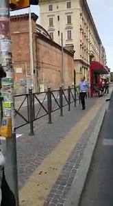 Risorse in fuga dopo aver rubato delle valigie. Polizia Municipale ed Agenti in borghese inseguono su Via Irnerio e nel Parco della Montagnola i soggetti in fuga!!! IMMAGINI CHE SI COMMENTANO DA SOLE!!! ----- Xxxxx Xxxxx 15:39 pochi minuti fa in via Irnerio. Rubano valigie alle persone ferme alla fermata del bus e scappano. ----- Un grazie di cuore agli Agenti delle Forze dell'Ordine, che fanno tutto quello che possono con i pochi strumenti che hanno (Fonte RIPRENDIAMOCI BOLOGNA https://m.facebo