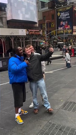 Scró Que Cuia foi reconhecido em Time Square 😭