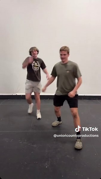 Guess the dance based off sounds with the cast of descendants!!! | dance