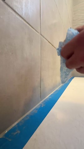seb_le_plombier on Instagram: "🌟 Astuce plombier 🌟 Comment faire un joint silicone d’étanchéité entre la bac à douche et le carrelage ✅ Pour réaliser un joint en silicone de douche, suivez ces étapes : 1. **Préparation de la surface :** - Nettoyez soigneusement les surfaces à jointer (carrelage, baignoire, bac à douche) pour éliminer toute trace de saleté, de moisissure et de résidus de l’ancien joint. - Utilisez un produit nettoyant ou un dissolvant pour joint si nécessaire, puis rincez et la