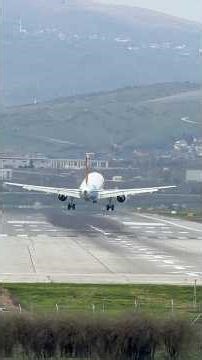 Crab Landing ✈️If you don’t know this, it looks completely wrong 😳 (crosswinds explained) #aviation