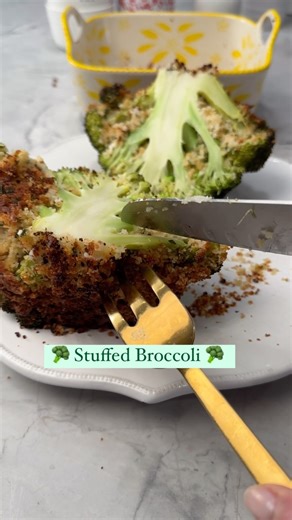 SAVE my STUFFED BROCCOLI HEAD recipe for when you are in need of an easy weekday veggie side! Full recipe below. Serves 4 Ingredients: 1 large broccoli head 4 tbsp olive oil 1 tsp salt ½ tsp pepper 1 panko breadcrumbs 1 tsp garlic powder ½ tsp onion powder 3 tbsp fresh parsley or 2 tbsp of dried parsley ¾ cup shredded cheese like mozzarella, gouda, cheddar or gruyere -Preheat oven to 375F -Place the head in a small baking dish and coat the enter entire head with 1 tbsp of olive oil then season w