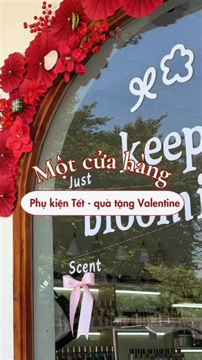 Hoalaco Tây Ninh ✿ Body mist chính hãng / Gift set & Stationery on Instagram: "Note lịch để Tết và Valentine này ghé cửa hàng Cỏ nhaaa 💖 Các sản phẩm như body mist, sữa tắm, lotion vẫn được cập nhật đều đều tại Cỏ, ngoài ra phụ kiện và quà tặng luôn sẵn hàng để các bạn ghé cửa hàng lựa nà 🎀 Valentine này đừng lo không chuẩn bị quà kịp vì Cỏ mở cửa đến hết 14.2 lận nè 🥰 CN1: 26/60 Nguyễn Bỉnh Khiêm, Đakao, Q1 CN2: 151 Huỳnh Công Giản, P. Tân Ninh, Tây Ninh"