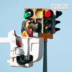 6.4M views · 2.1K reactions | Traffic lights save lives, but do you know how they work? 樂 #engineering | Interesting Engineering | Facebook