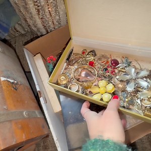 474K views · 14K reactions | I bought an abandoned house!! ️ Continuing the tour in the living room and taking a look at some of the vintage items left behind. #abandoned #homerenovation #hometour #fixerupper #NewsUpdate | Tia Weston | Facebook