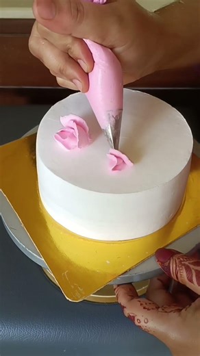 How to Pipe whippcream Roses 🌹 | Easy Nozzle Rose Cake Tutorial #shorts