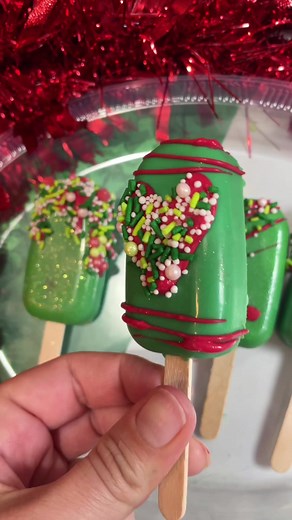 Your a mean one🎄❤️ #grinch #grinchtiktok #mrgrinch #cakesicles #cakesicle #cakesickles #cakedecorating #cakedecorator #christmascake