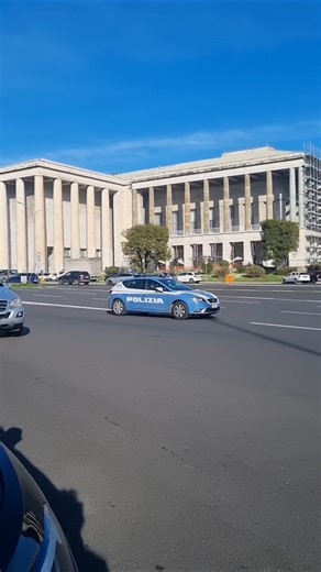 #polizia in #sirena #Roma #EUR #seat #leon #police #reel