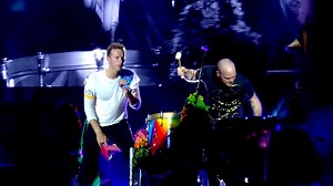 Há exatamente nove meses Coldplay apresentava um de seus maiores hinos para mais de 60 mil pessoas no Maracanã. Confira a performance completa de Viva la Vida: youtu.be/r5DHZLzSksE Conheça o projeto do filme colaborativo, saiba como enviar seus vídeos e assista às performances já lançadas: VivaColdplay.com/BrazilFullOfDreams | Viva Coldplay BR