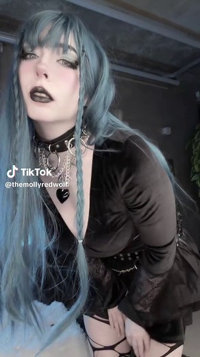 Exploring the Dark Aesthetic: Goth and Alt Girl Style
